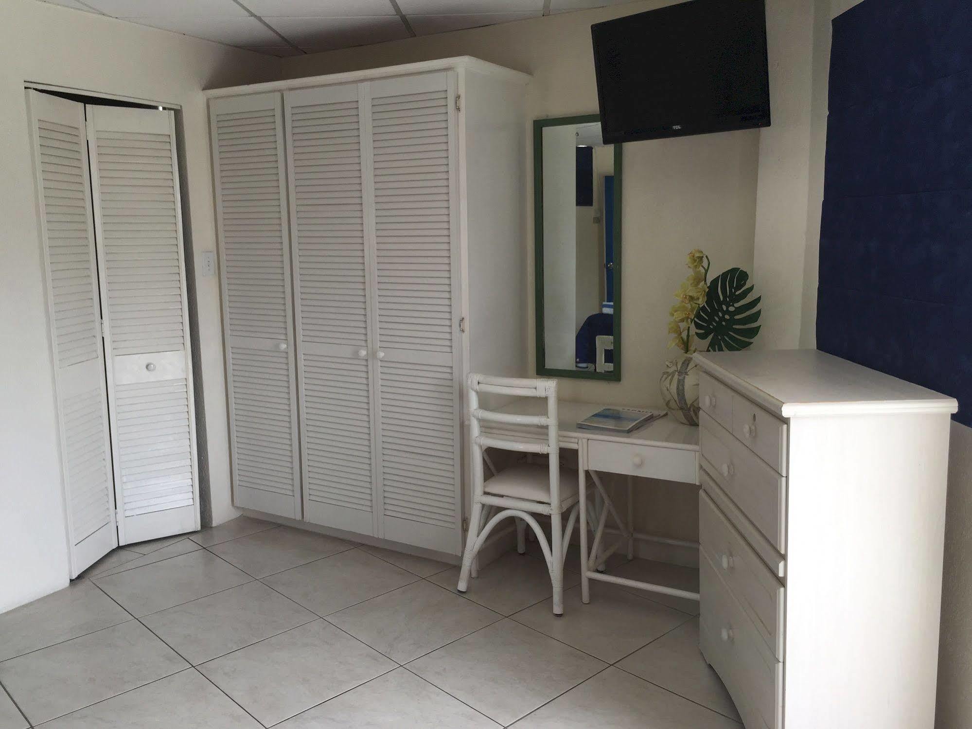 Southern Surf Beach Apartments Rockley Esterno foto